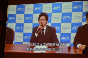 総務委員会ＰＶ 記者会見風の映像で、総務委員会の活動をうまく伝えました。