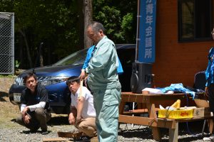 志賀　良史氏（火起こしにおけるアドバイザー） 　　　　　　　　　　　大分市歴史資料館・志賀良史指導主事による火起こしのレクチャー 