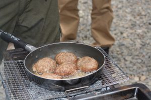 ハンバーグ体験⑦ 美味しそうに焼き上がっています。