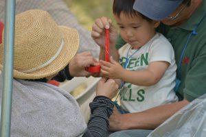 おもちゃ作り③ お父さんとお母さんに作り方を教えてもらいます。