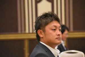 会員交流委員会　渡辺力也　委員長 学生達の質問に、真剣に耳を傾けています。