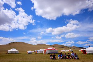 遊牧民の移動式住居であるゲルに宿泊しました。 ゲルをバックに記念撮影。 