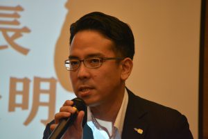 風船配布部会　山本利明　委員長 子ども育成委員会委員長の威厳にかけて、お子様に楽しく風船を配ることを誓ってくれました。