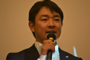 演出部会　赤川英之　部会長 ２０１６年の七夕ブロードウェイの担当委員長。今年の七夕ブロードウェイには、担当室長として関わります。大分青年会議所が誇るお祭り男の１人として、全メンバーの士気を高めました。