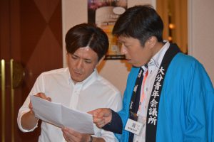 人財拡大委員会　林田洋介副院長（左） まちづくり委員会　赤峰友和副委員長（右） 交流会中も進行の確認に余念がありません。