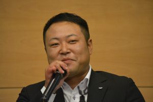 人財拡大委員会　杉田康　副委員長 入籍の喜びを笑顔で語ってくれました。 奥様の好きな所は話してくれましたが、ぷろーポーズの言葉は教えてくれませんでした。