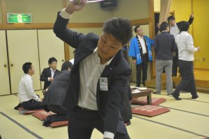 会員交流委員会　渡辺力也委員長 決起集会の間にも、太鼓パフォーマンスの練習に余念がありません。