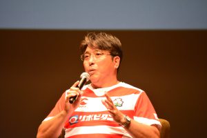 帝京大学ラグビー部監督　岩出雅之　様 前人未到の大学ラグビー選手権８連覇中の帝京大学から、岩出監督がパネリストとしてご参加くださりました。 ラグビーの魅力、ラグビーを知らない人達にいかにしてラグビーの魅力を知ってもらうかなどについて、貴重なお話をいただきました。