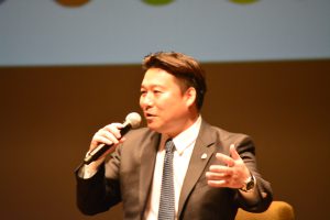 別府市長　長野恭紘　様 いま話題の「湯～園地」企画の誕生秘話や、開催目前の状況などについてお話しいただきました。 また、昨年の震災から、いかにして別府市の観光業が回復を果たしたかなど、とても興味深いお話をしてくださりました。