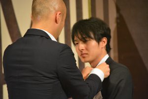 新入会員へのバッジ授与 那賀有一郎　君