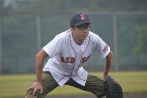 サードの守備につく川北理事長 真剣な表情に勝利への意気込みを感じます。