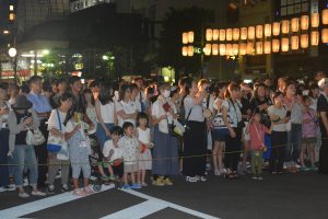 ブロードウェイ本番③ 市民の皆様には、まちづくり委員会が製作した太鼓が配布されました。