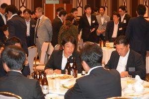 交流会の様子① 本年度は、ＯＢ会員と現役会員を同じ席にする工夫をしました。これにより、例年以上にＯＢ会員と現役会員の交流が活発に行われました。