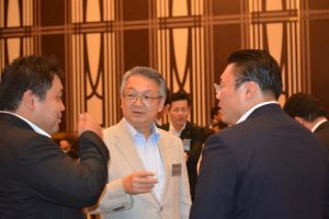 交流会の様子⑦ 麻生益直前ＯＢ会長（中央）と中島土直前会長（右）