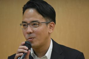 ＪＣボックス　山本利明　君 竹町のど自慢大会で、見事、審査員特別賞を受賞しました。 出場にあまり乗り気ではなかったとの話しでしたが、のど自慢本番でのドヤ顔での福山雅治の熱唱は観客の心を捉えて離しませんでした。