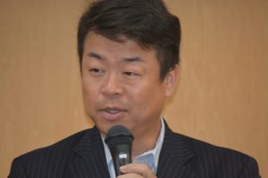 卒業生の部屋　佐藤嘉洋　君 自身のＪＣ活動の中で、特に思い出に残っている、大分ブロック協議会の総務委員長に出向したことについて、お話しをいただきました。 出向をしないとわからない辛さがあること、何度か出向を経験したことを振り返って共通するのは出向して良かったという気持ちであること、現役メンバーには卒業するまでに大分青年会議所の理事か出向を経験して欲しいこと、などについてお話しいただきました。